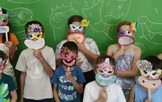 Niños celebrando su cumpleaños con Rayuela