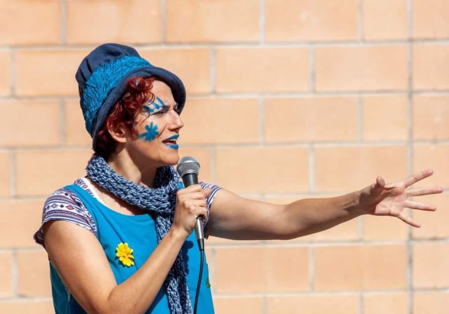 Maripepi (personaje de Rayuela) ejerciendo de cuentacuentos en zaragoza