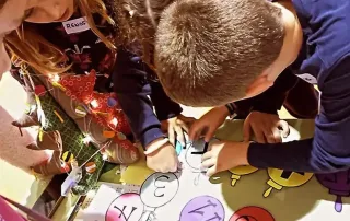 colonias de navidad en zaragoza niños realizando un taller